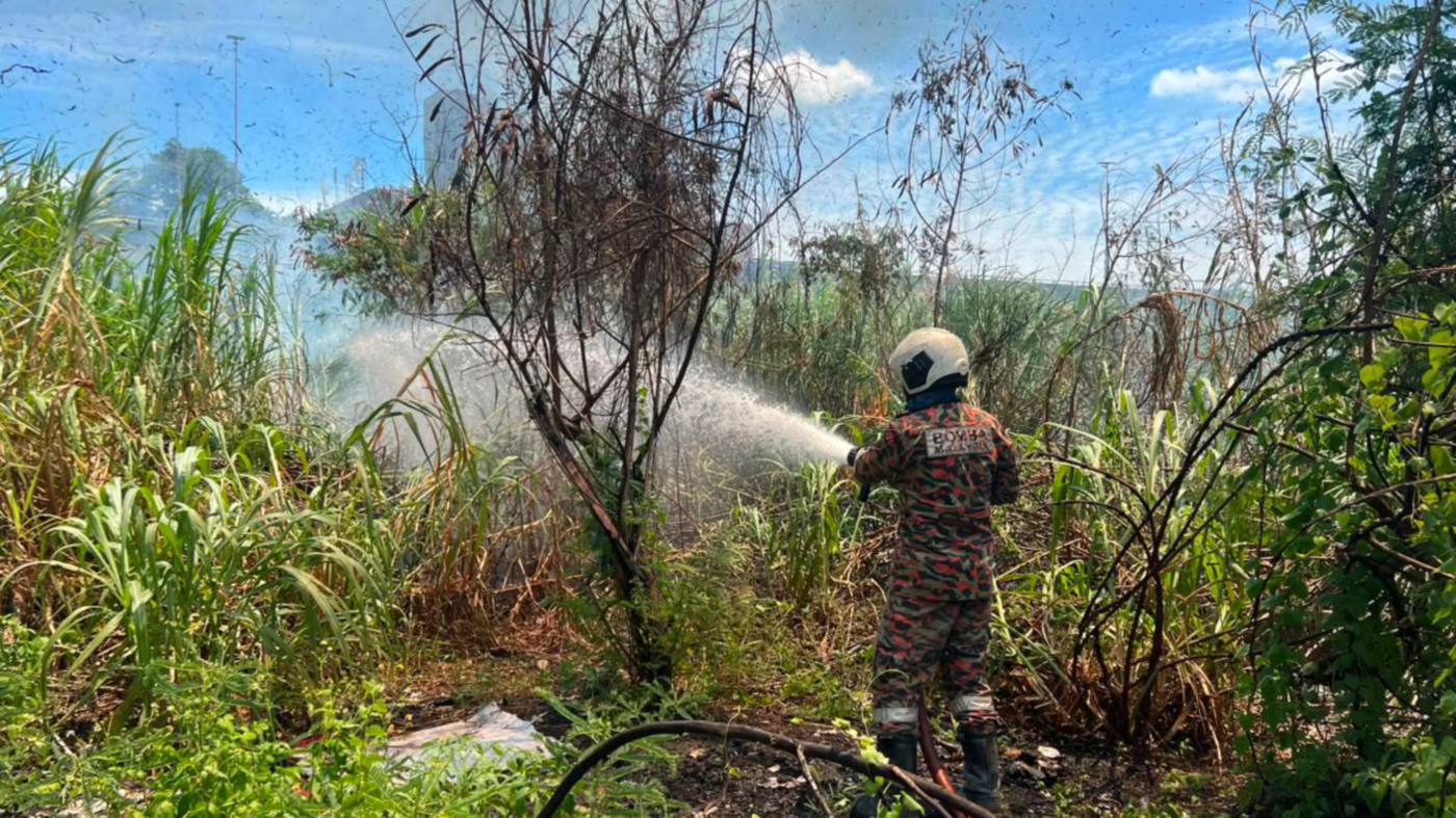 Five-acre forest area catches fire near Port Klang shop