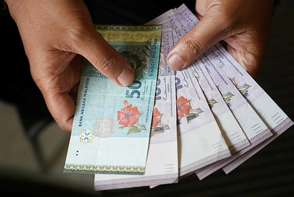 Ringgit opens mixed as US dollar strengthens on oil prices
