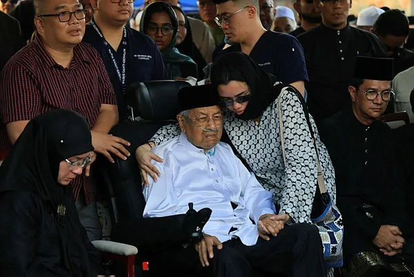 Seven decades together, Tun M sheds tears as Tun Siti Hasmah laid to rest