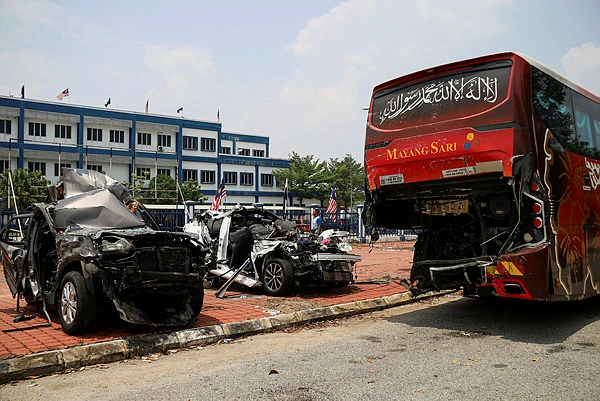 Anwar calls for thorough probe into Temerloh crash, extends condolences