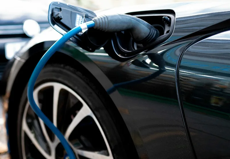 政府、電気自動車に税を課す案検討