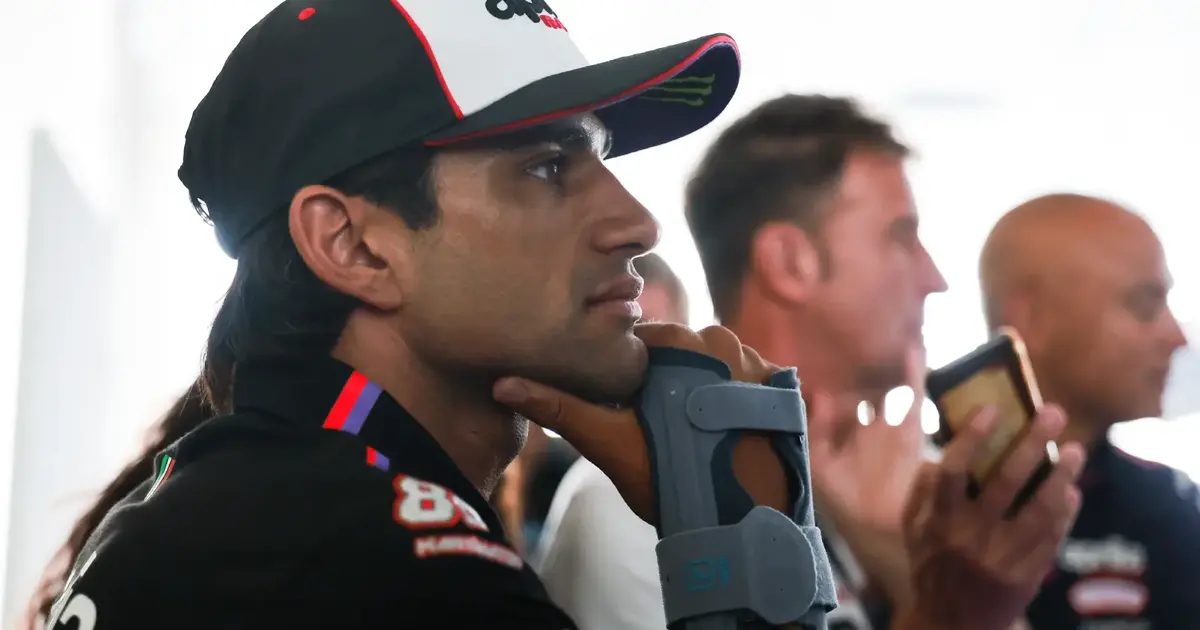 Martin cuts Sepang practice short to aid recovery from wrist fracture