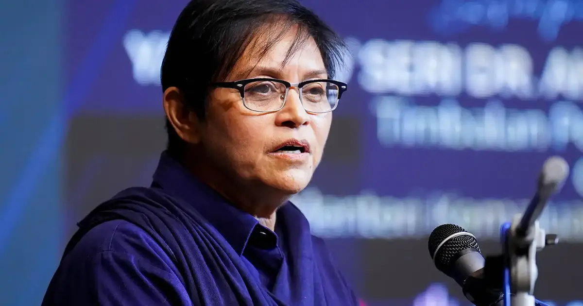 Azalina berkata Malaysia adalah tanah air dan bukan tempat lalu lintas