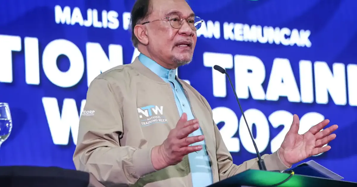 Anwar mengkritik Sanusi kerana kenyataan mengenai kesetiaan orang bukan Melayu