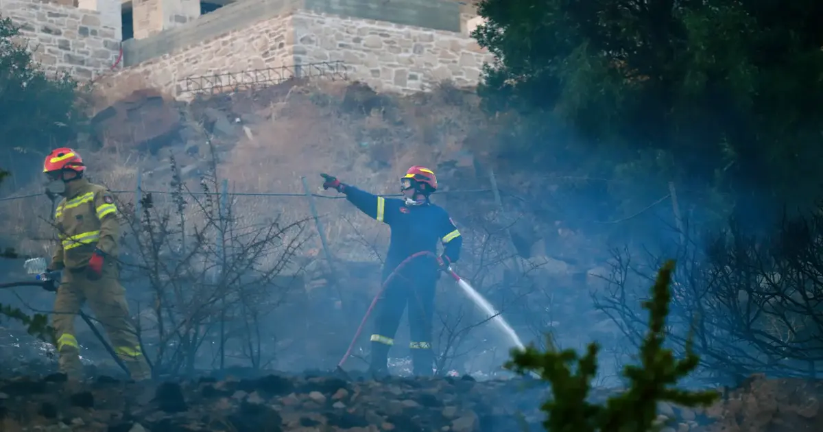 Firefighters battle to contain deadly blaze in Greece’s Crete