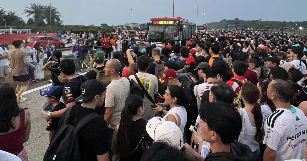 F1 race fans left fuming with long queues, shuttle delays