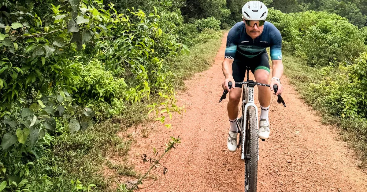 ボッタス氏、セパングから自転車で420キロ走破しシンガポールGPへ