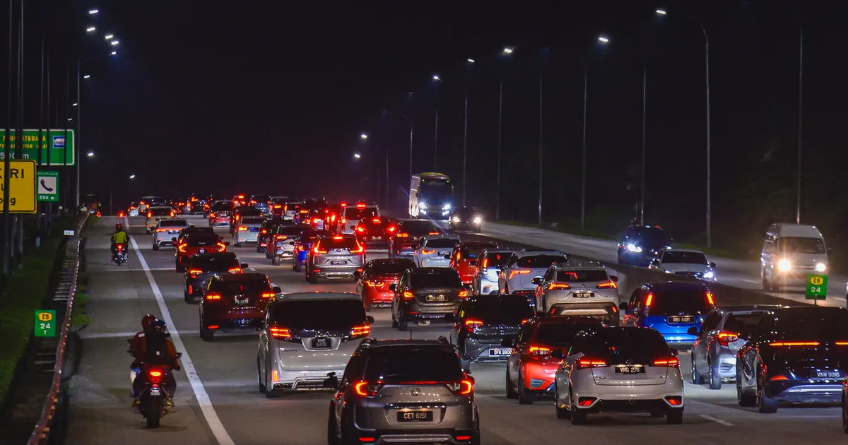 Kenderaan berkumpul sebelum cuti panjang