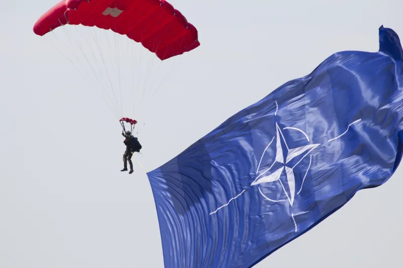 中国系カナダ人、NATO実習生としてスパイ容疑で拘束