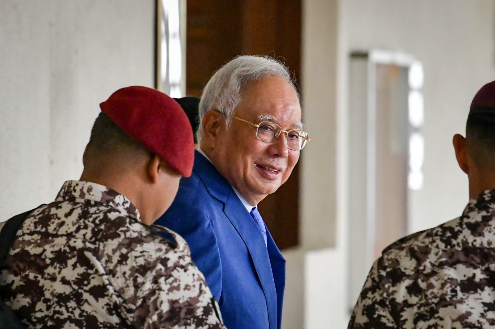 ナジブ元首相、冠動脈手術でステント不要確認