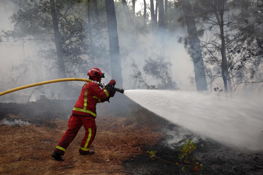 フランス山火事、ボルドー脅かす