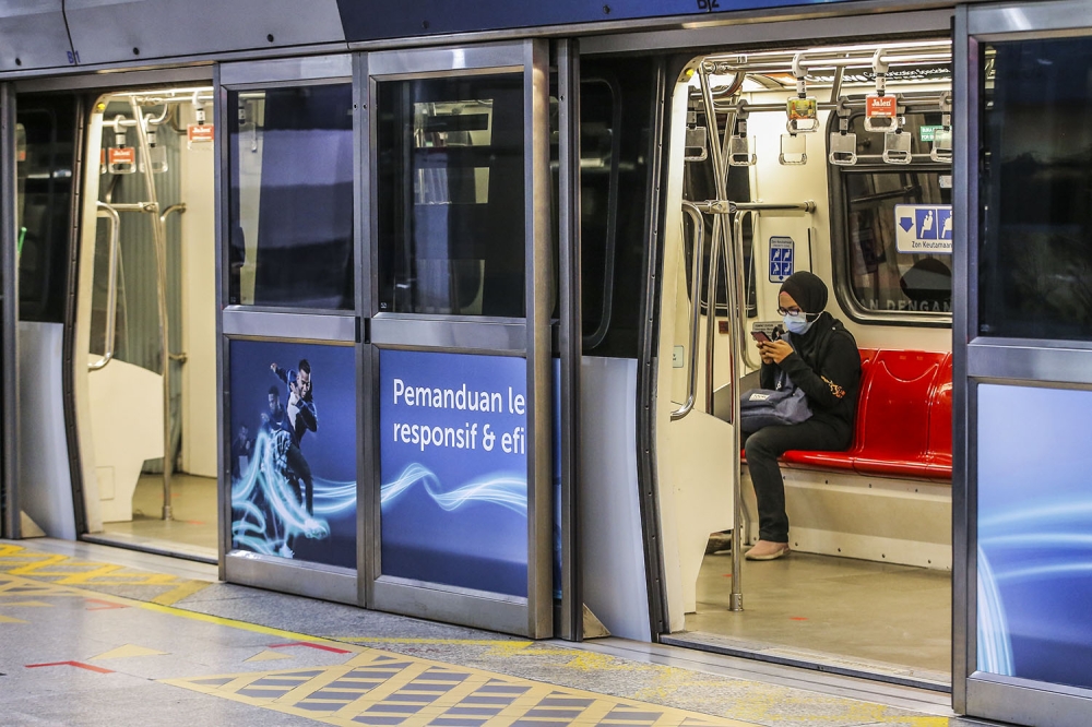 Pintu terbuka memaksa Rapid KL menghentikan kereta Kelana Jaya di stesen Taman Bahagia
