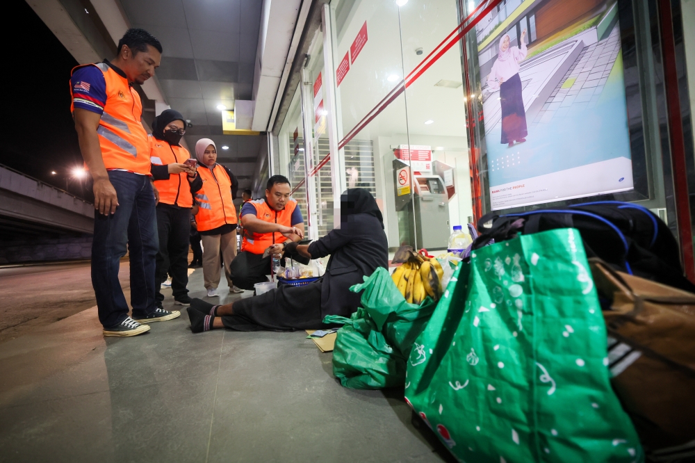 Pihak berkuasa Kelantan mengendam taktik 'jualan belas kasihan' oleh penjaja makanan di dekat ATM, ada yang mendapat hingga RM300 sehari