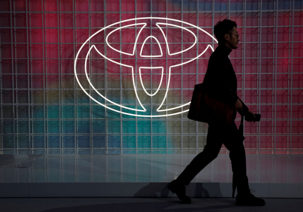 Toyota stays world No. 1 automaker for seventh straight year despite global sales dip
