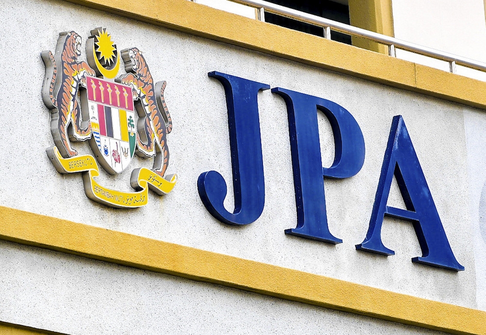 SPM 2025 holders can now apply for Public Service Dept’s Dermasiswa B40 scholarships until Aug 16