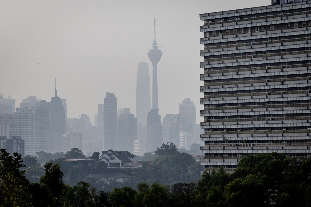 Kabus semakin teruk dengan 18 kawasan di seluruh Malaysia, termasuk KL dan Putrajaya, mencatatkan kualiti udara tidak sihat