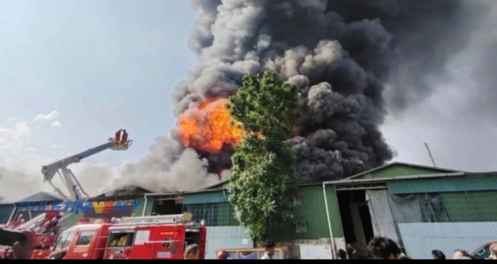 Bercham 10 fire: One hurt as major blaze damages nine factory lots in Ipoh