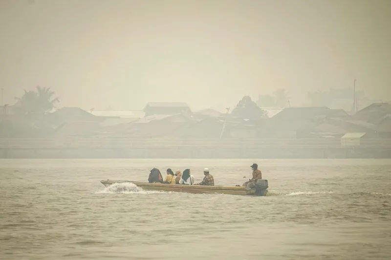 インドネシアの森林火災煙、東南アジアへ拡散し住民苦しむ