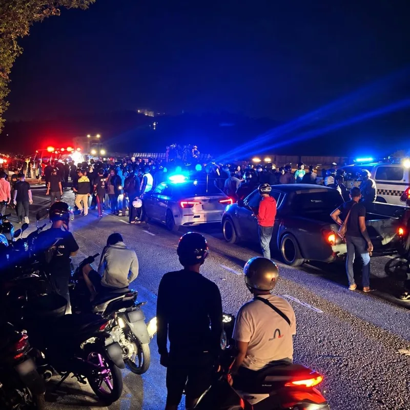 イポーで15台衝突、若手ライダー3人死亡9人負傷