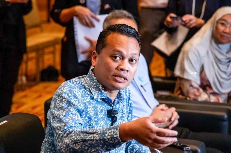Nik Nazmi spends four hours at Jais, now waits to hear if he will be charged