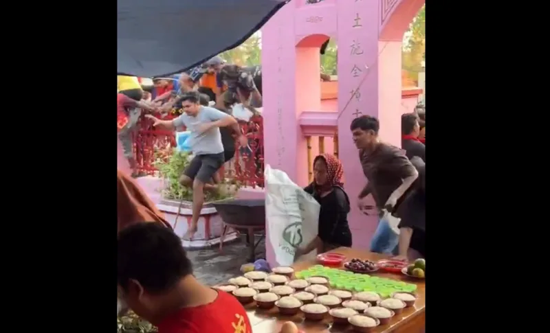 餓鬼祭りで食糧供給に人々殺到、幽霊より空腹と話題