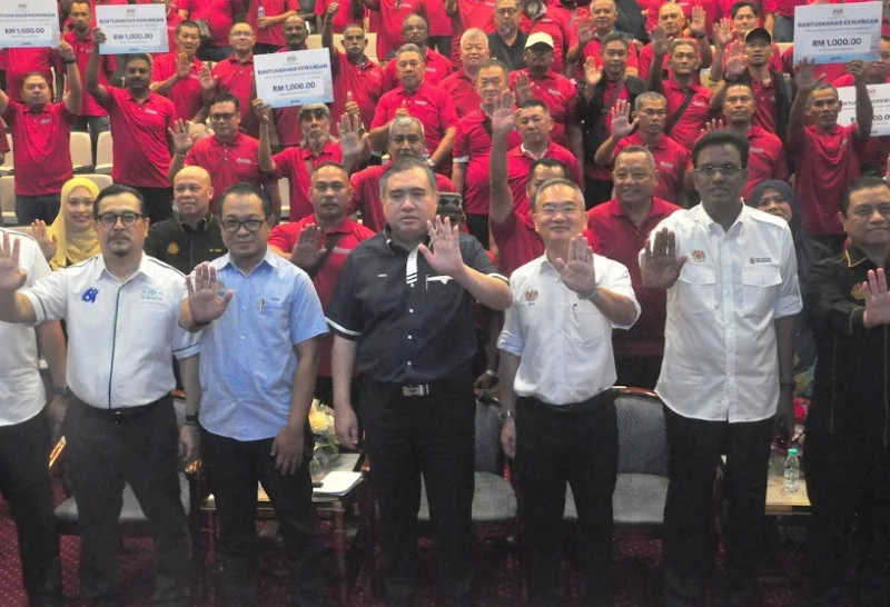 RM1,000 aid for taxi drivers nationwide, not just in Melaka – Anthony Loke