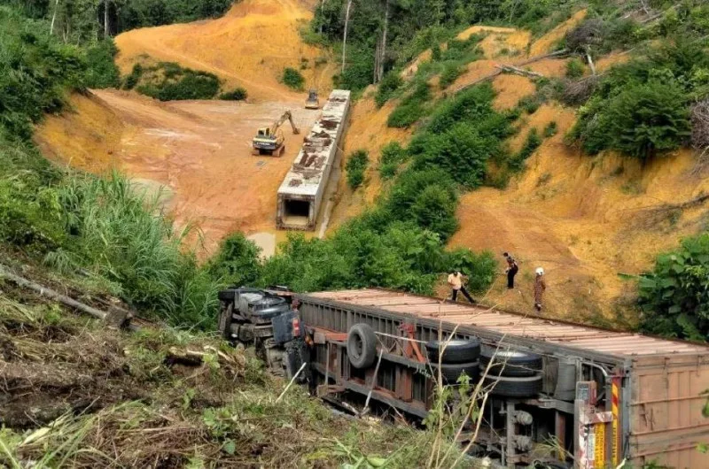 集装箱卡车坠入20米深峡谷，司机身亡
