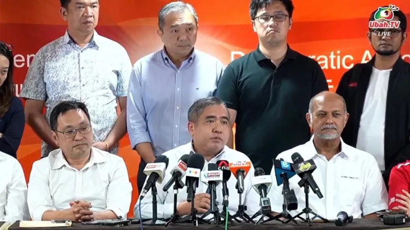 洛希辞去柔佛州民主行动党主席职务，因在陈纳选区败选
