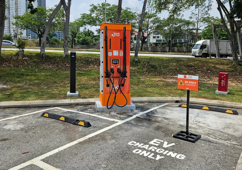 ジョムチャージ、ラワンのマック店に急速充電器設置