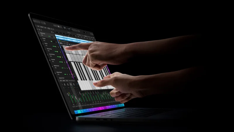 アップル新型MacBook Pro、タッチ式OLED搭載でRM11,999から