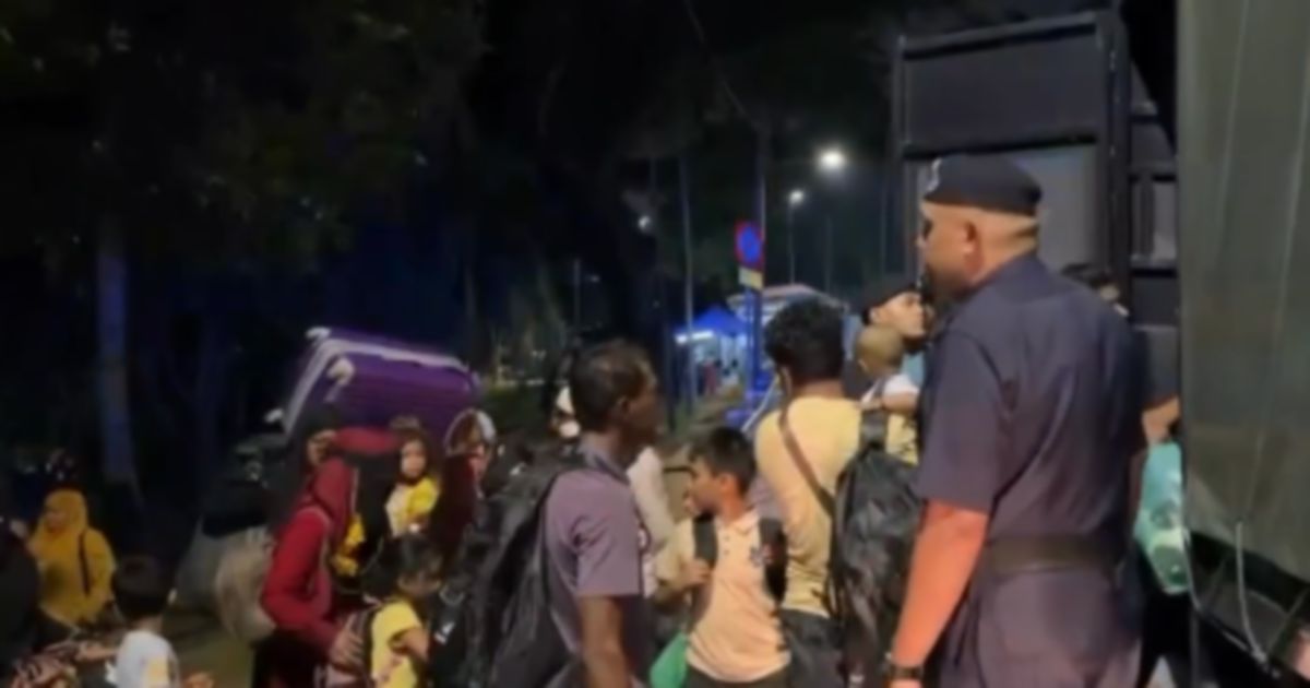 Four trucks take hundreds of Rohingya from UNHCR office to KL police HQ