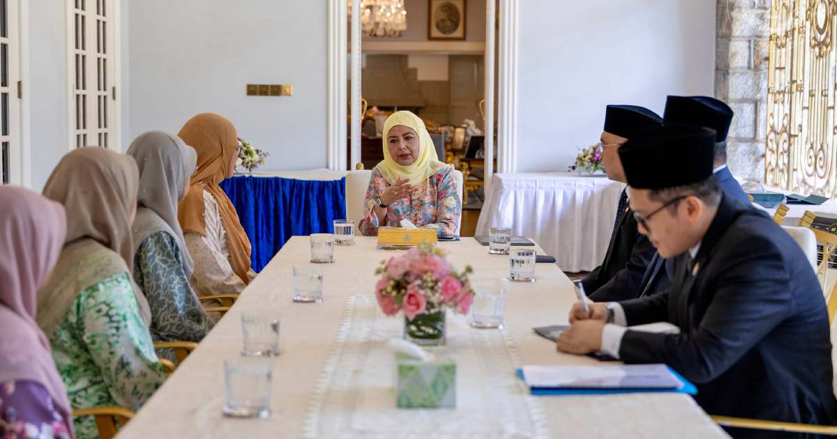Queen plans family programmes for Johor's B40 community