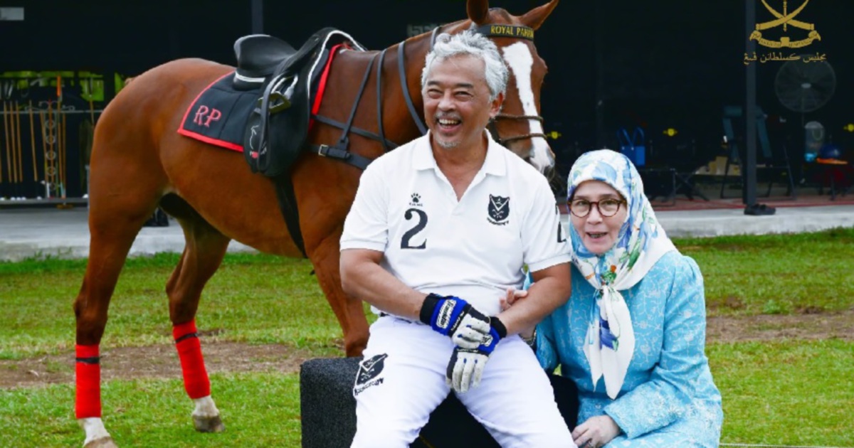 #NSTviral: Pahang Sultan's horse shows 'jealous' traits during photo session with Tengku Ampuan