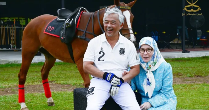 パハンスルタンの馬、写真撮影で嫉妬深い様子