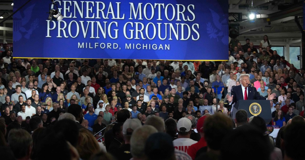 Trump touts economy, attacks Democrats in Michigan campaign-style speech