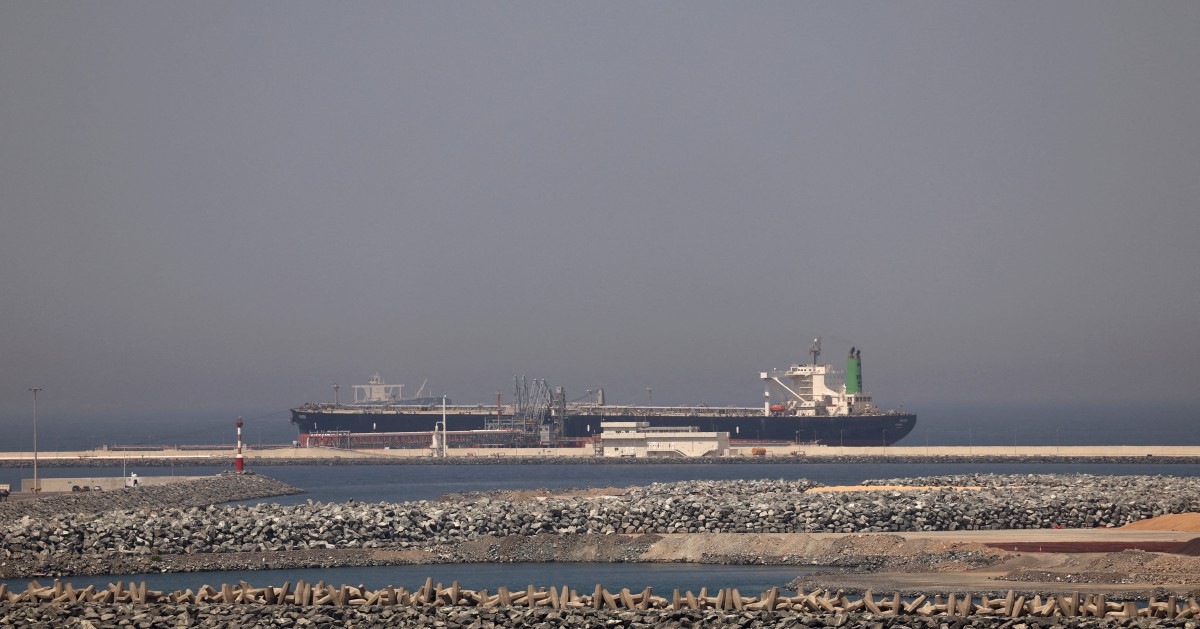 Oil prices dip over 6pct after US, Iran pause fighting over weekend
