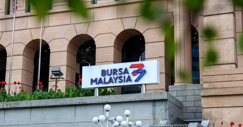 Bursa Malaysia sedikit lebih rendah pada tengah hari kerana ketegangan geopolitik dan keputusan kadar Fed